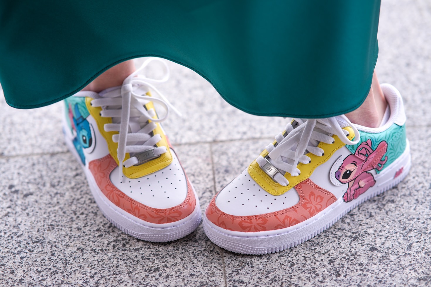 Wie werden Sneakers handbemalt?